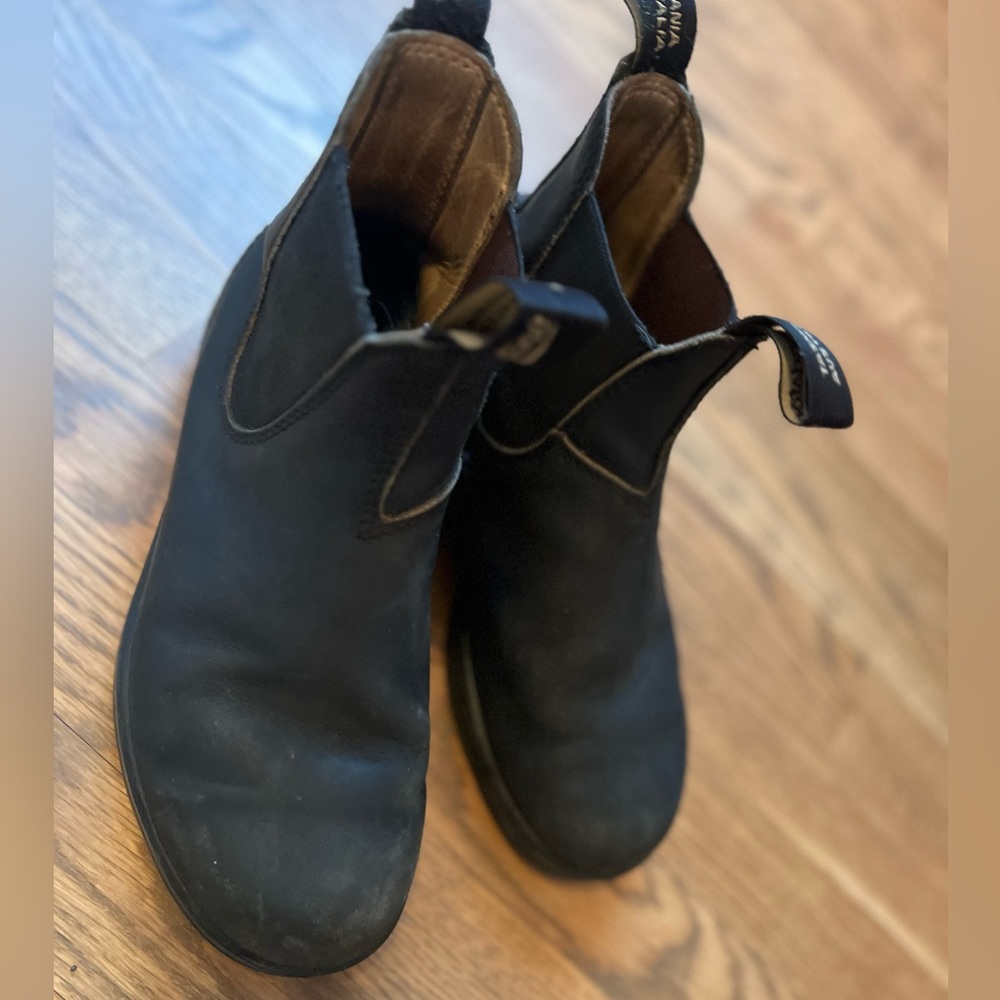 Black Blundstones boots size 5 men’s (womens 7) ; worn one season.